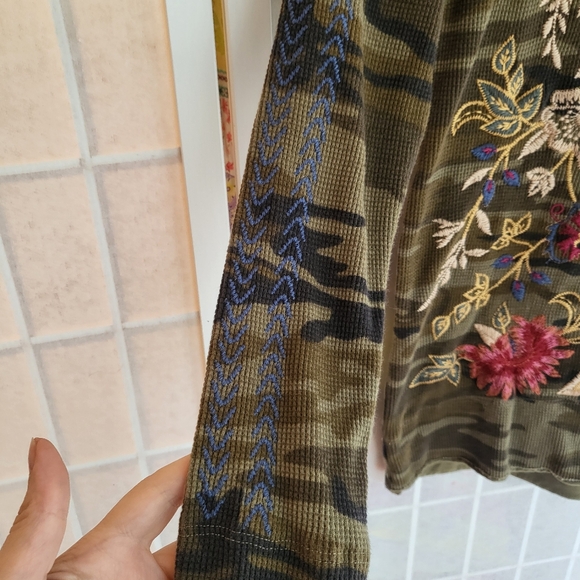 Johnny Was Floral Embroidered Camouflage Long Sleeve Top Sz S - Picture 6 of 11